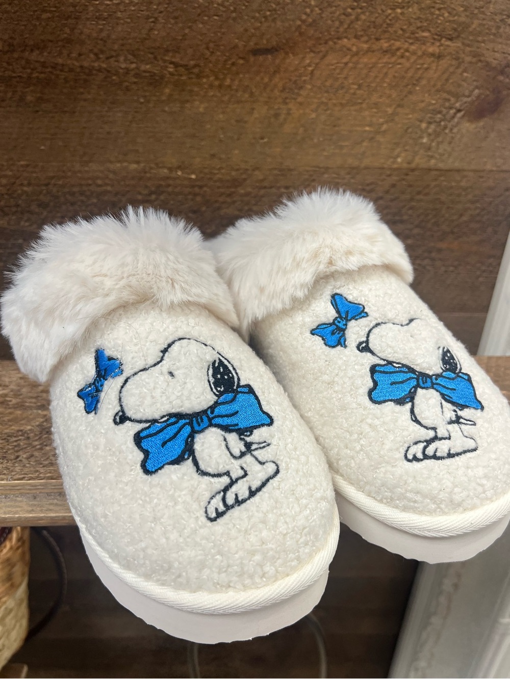 American Eagle x Peanuts Snoopy Fuzzy Slippers Ivory Blue Bow Size 8